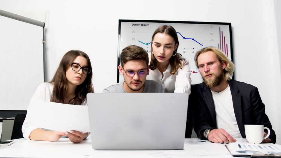 Teilnehmer arbeiten an einer Datenanalyse am Laptop
